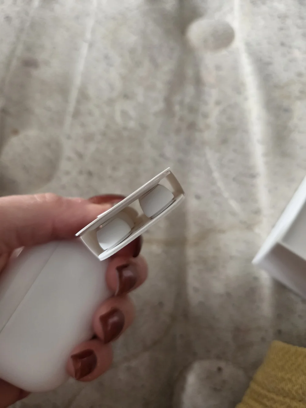 Apple AirPods Pro Charging Case - White